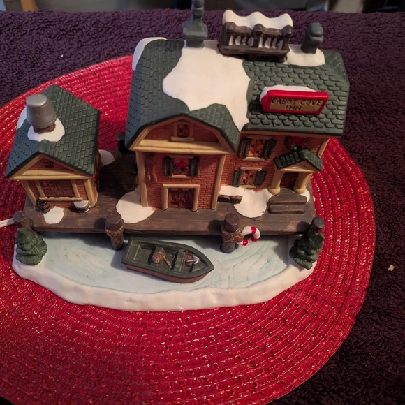 VICTORIAN VILLAGE Cabot Cove Inn - 1999 Edition - Picture 3 of 16